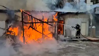 Gebze'de Depo Yangını: Alevler Her Yeri Sarıverdi!